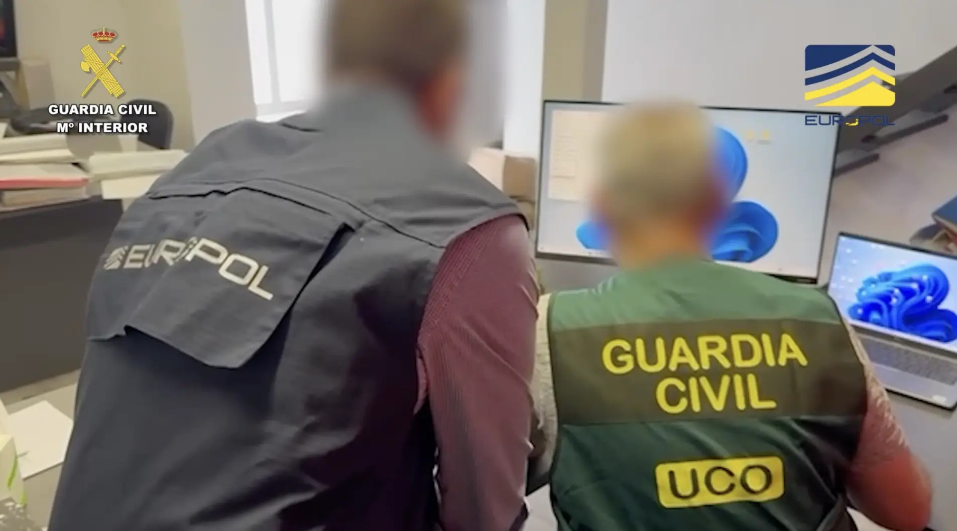 Agents of Europol and Spanish Guardia Civil working (Photo: Europol)