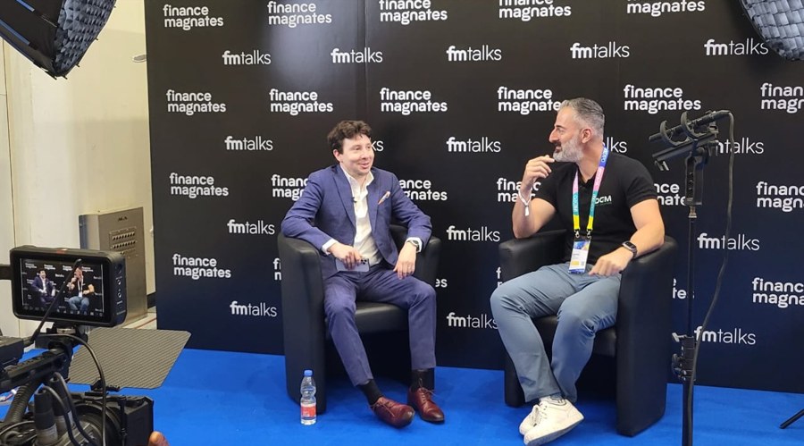 An ongoing chat at the Finance Magnates booth at iFX