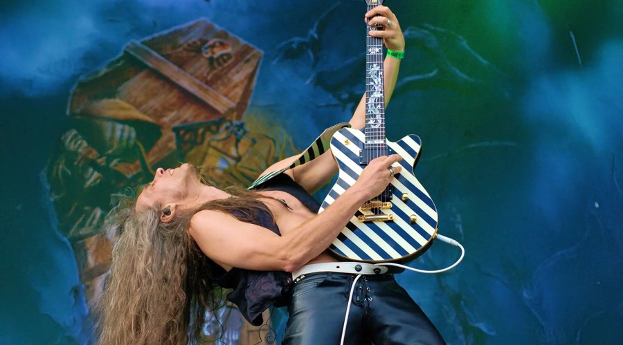 Axel ‘Ironfinger’ Ritt playing a guitar
