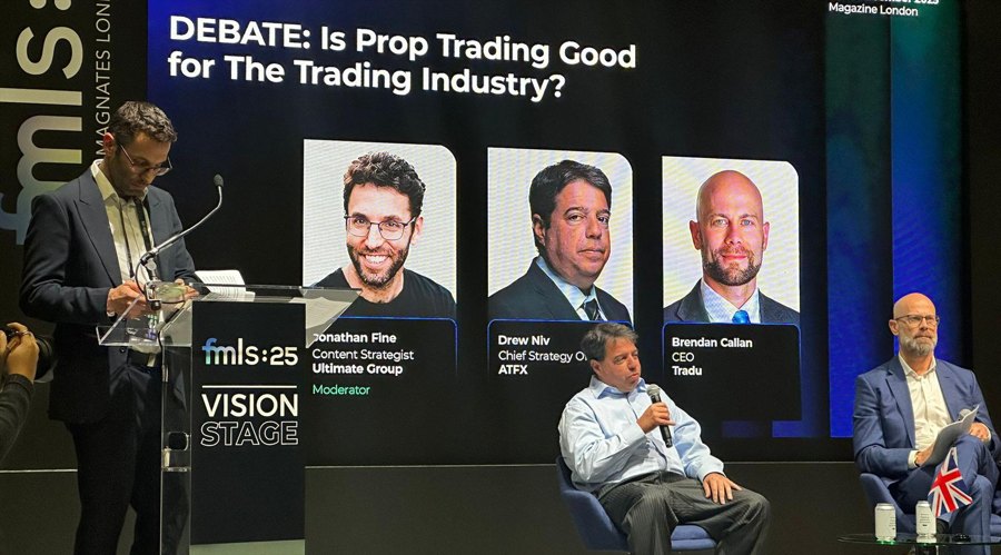 Brendan Callan, CEO, FXCM, Tradu (sitting on right) with Drew Niv, ATFX, at FMLS:25