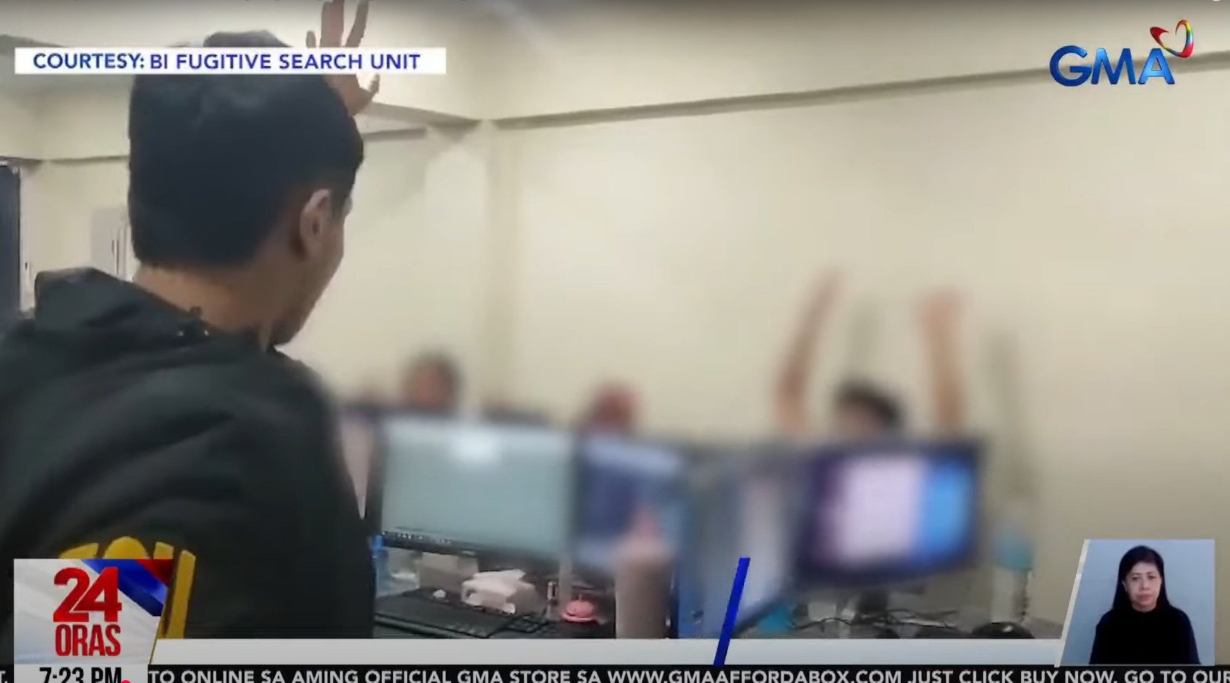 Policía filipina allana un departamento durante una operación contra presuntos estafadores de forex