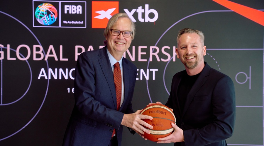 From left: Frank Leenders (FIBA) and Szymon Szymański (XTB)