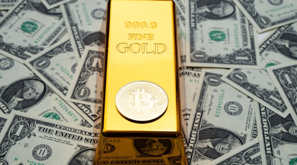 Lingote de oro sobre billetes de dólar con una moneda de Bitcoin encima