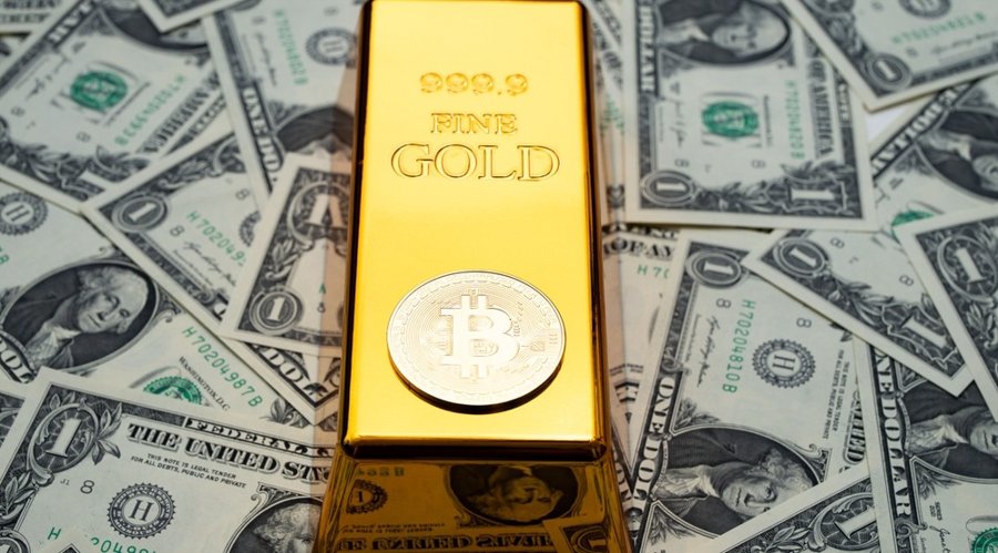 Bitcoin sobre un lingote de oro sobre dólares.