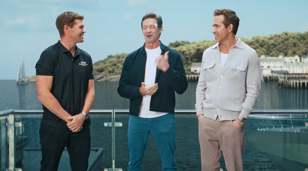 Hugh Jackman and Ryan Reynolds aboard the BONDS Flying Roos team boat, Source: Youtube