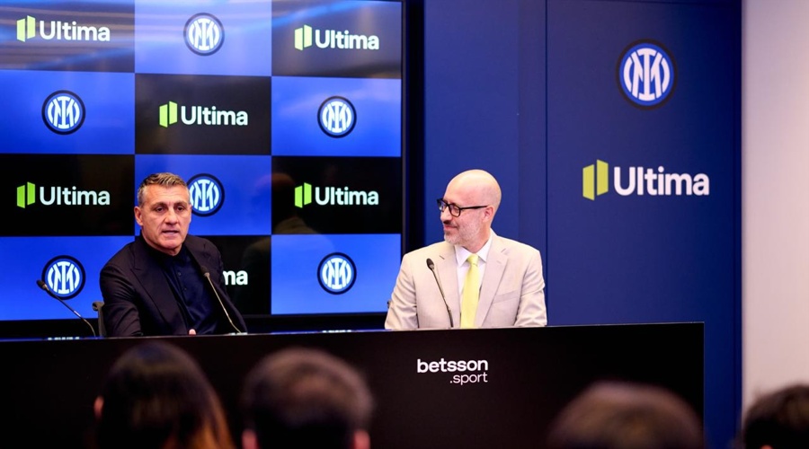 Intermilan legend Christian Vieri (L) and Ultima Markets' Jean Philippe (R)