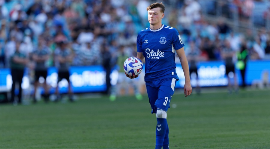 Nathan Patterson of Everton with Stake.com on his shirt