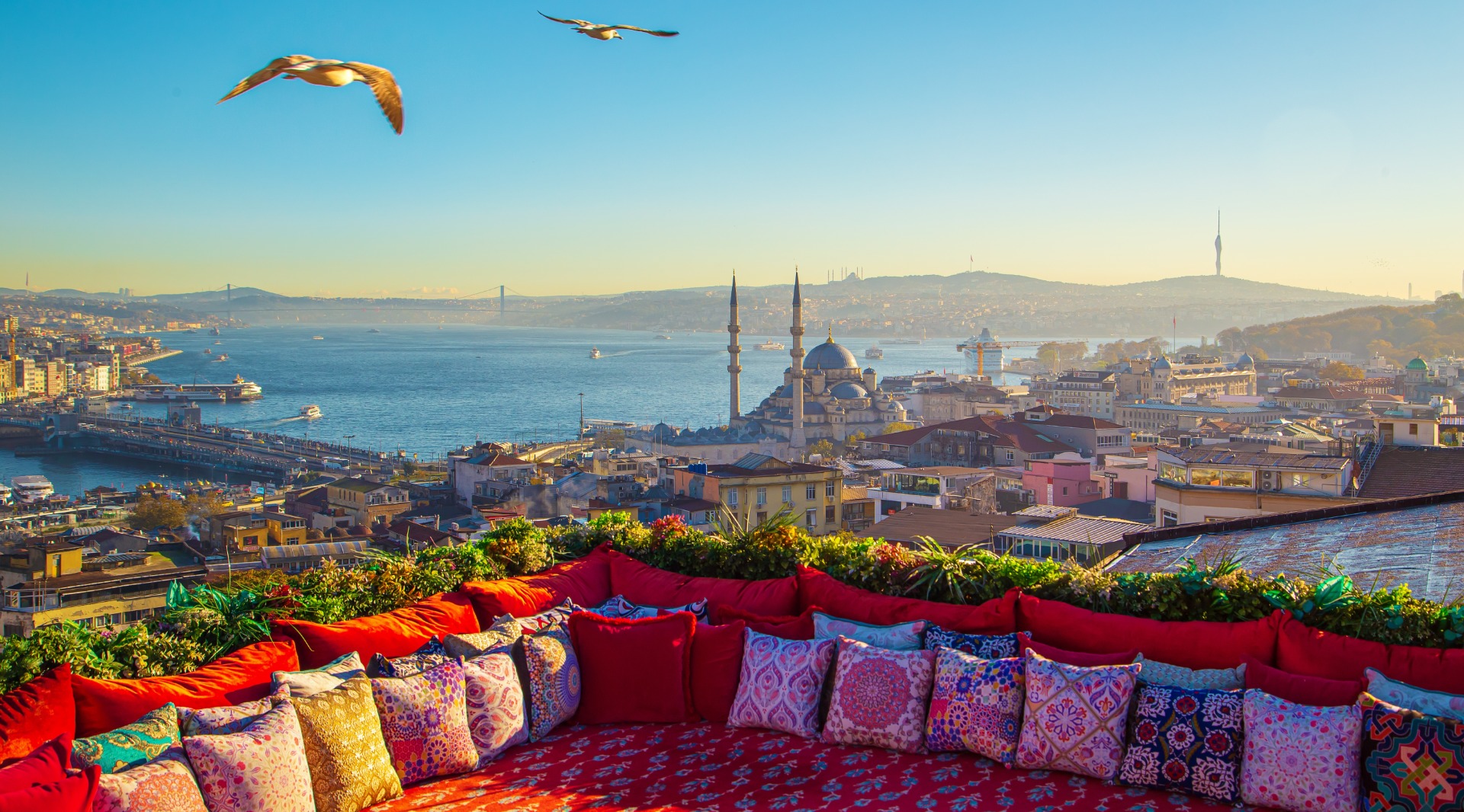 Panoramic views of the Bosphorus and the historic center of Istanbul (shutterstock)