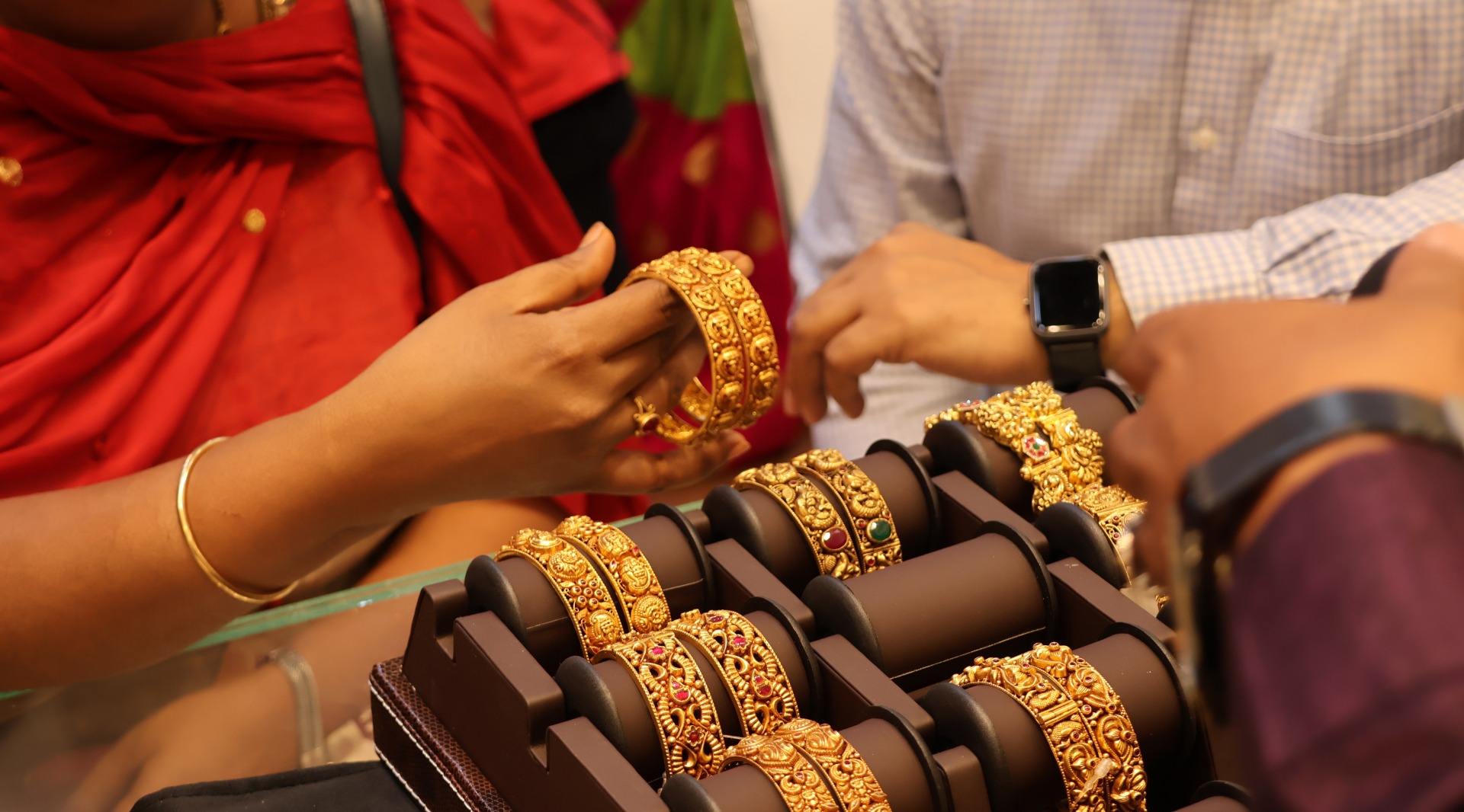 People buying gold jewellery in India