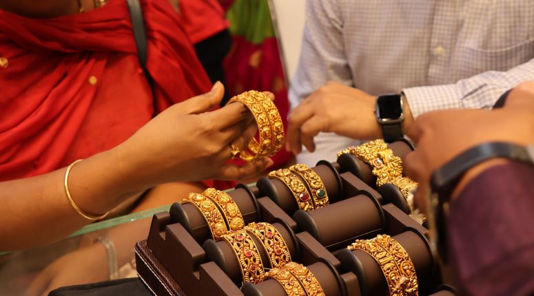 People buying gold jewellery in India
