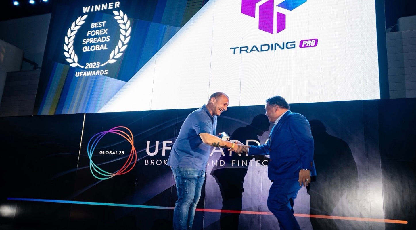 Picture of Mr.Fazril Izwan receiving The "Best Forex Spread Global" award.