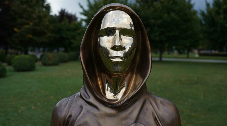 Satoshi Nakamoto statue, source: Unsplash