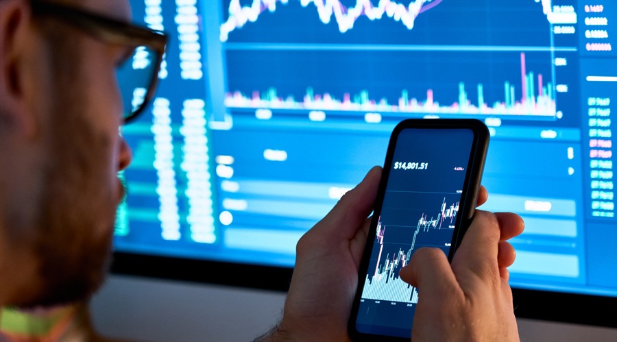 Young people trading (shutterstock)