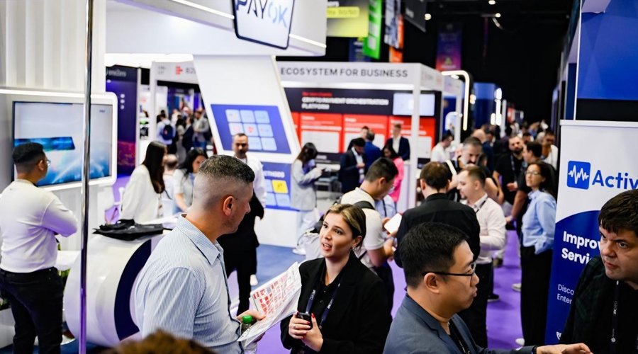 iFX EXPO Dubai attendees networking