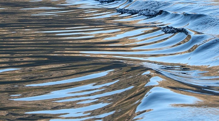 water forming waves representing FX liquidity