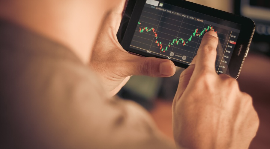 Inversionista minorista operando desde una app móvil