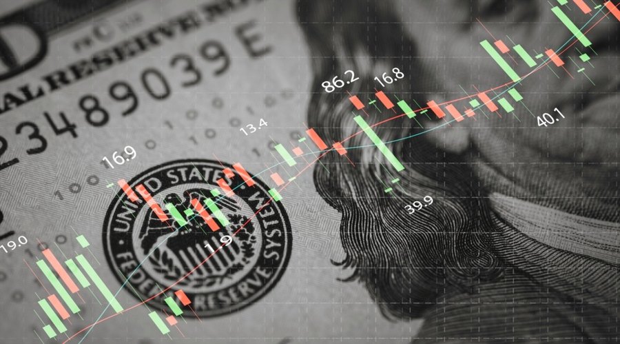 Billetes de dólar estadounidense frente a la Reserva Federal